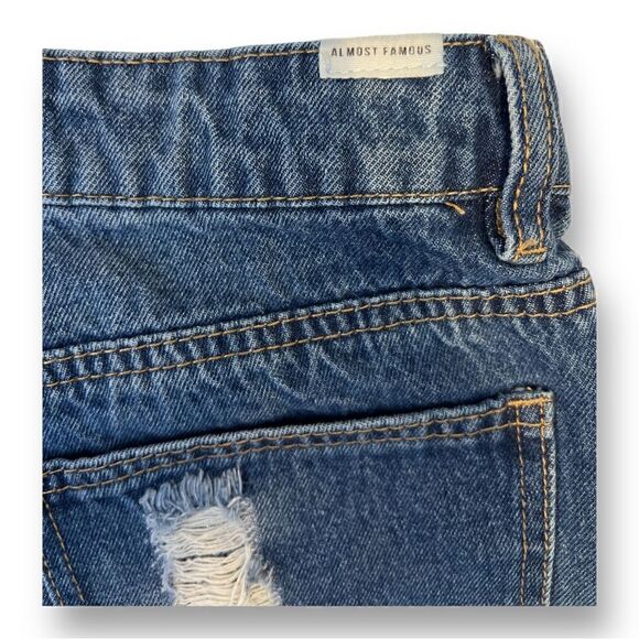 Almost Famous Distressed Straight Jeans Size 5 - Picture 8 of 9